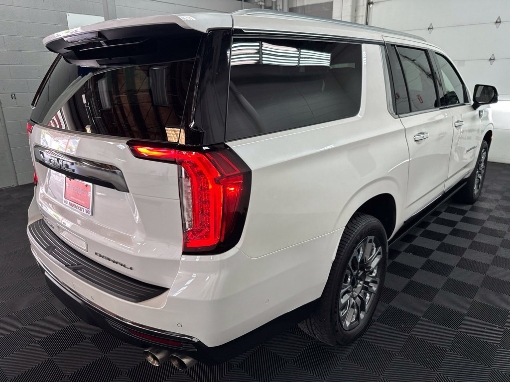 Used 2023 GMC Yukon XL Denali Ultimate AWD/4WD image 9