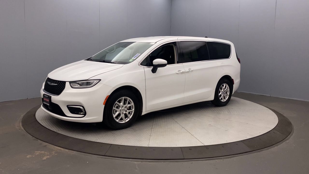 Used 2023 Chrysler Pacifica Touring-L FWD image 9