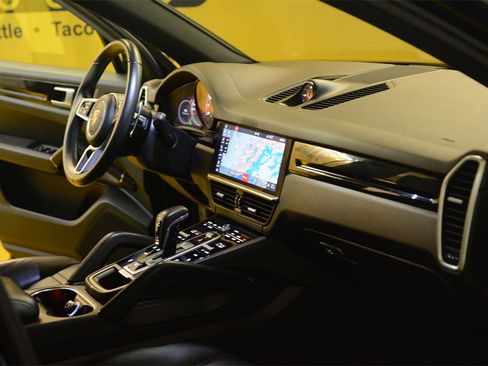 Used 2019 Porsche Cayenne image 32