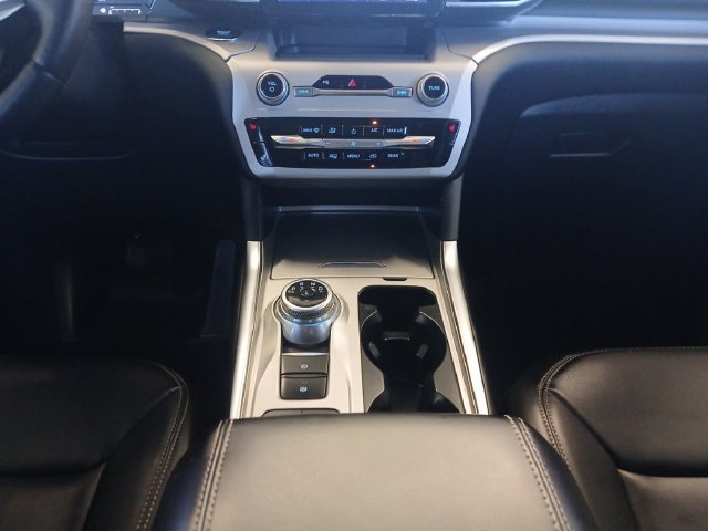 Used 2024 Ford Explorer XLT w/ Equipment Group 202A RWD image 4