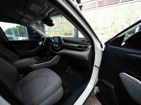 Used 2021 Toyota Highlander LE AWD/4WD image 26