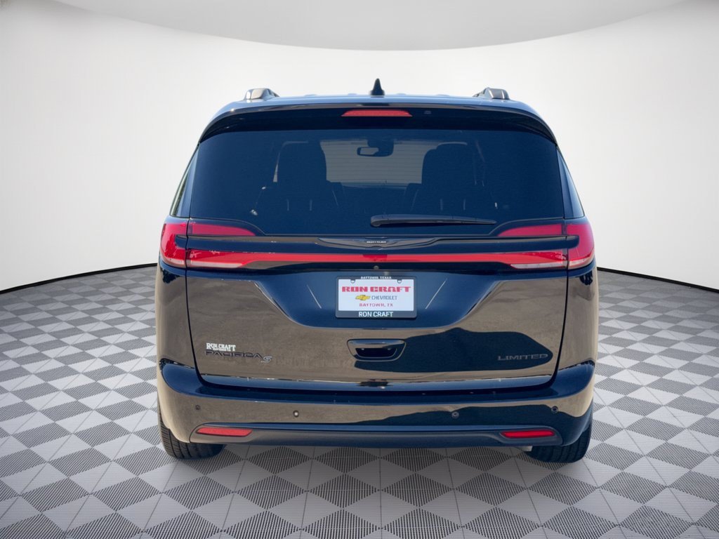 Used 2025 Chrysler Pacifica Limited FWD image 11