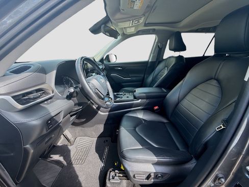 Used 2020 Toyota Highlander XLE image 19