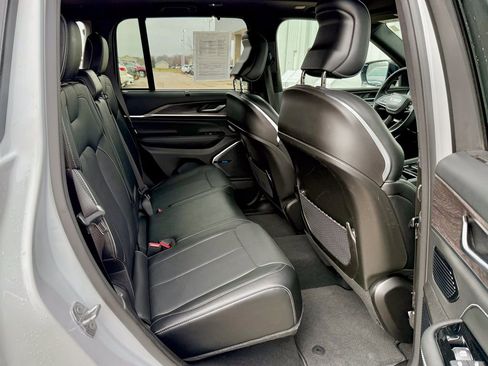 Used 2023 Jeep Grand Cherokee Overland w/ Luxury Tech Group IV image 18