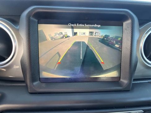 Used 2020 Jeep Wrangler Unlimited Sahara image 29