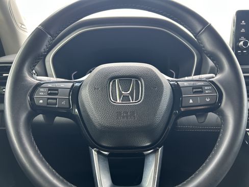 Used 2025 Honda Pilot Touring image 17