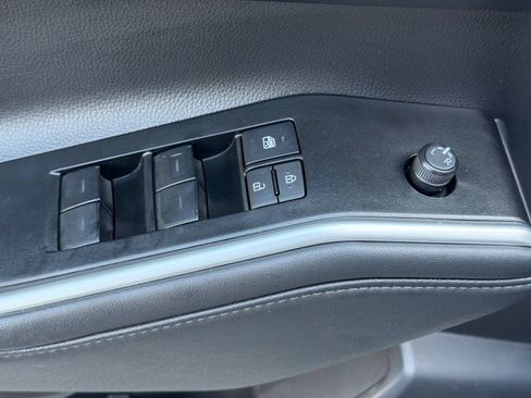 Used 2025 Toyota Highlander LE FWD image 24