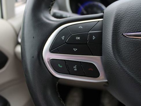 Used 2022 Chrysler Pacifica Touring-L FWD image 11