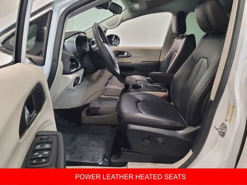 Used 2024 Chrysler Pacifica Touring-L image 21