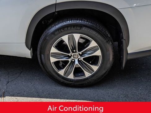 Certified 2025 Toyota Highlander XLE AWD/4WD image 14