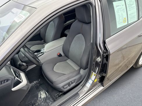 Used 2020 Toyota Camry LE image 11