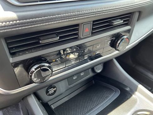 Used 2024 Nissan Rogue S AWD/4WD image 32