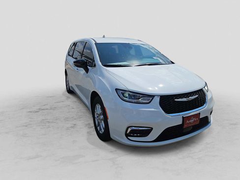 New 2025 Chrysler Pacifica Select image 2