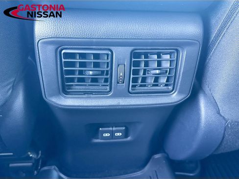 Used 2025 Toyota RAV4 XLE FWD image 32