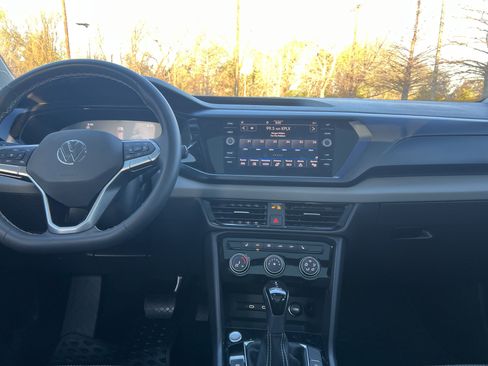 Certified 2023 Volkswagen Taos SE w/ Panoramic Sunroof Package image 27