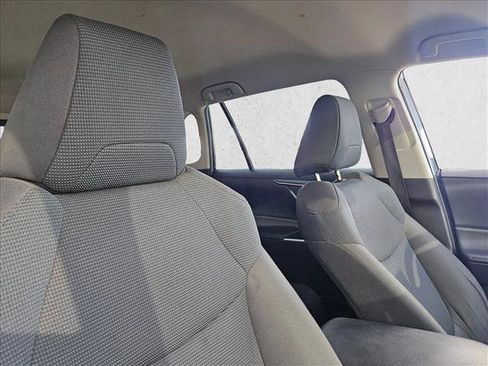 Used 2021 Toyota RAV4 LE image 22