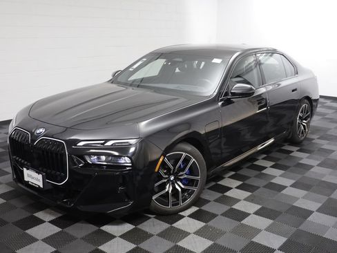 Used 2026 BMW 750e xDrive w/ Premium Package AWD/4WD image 2