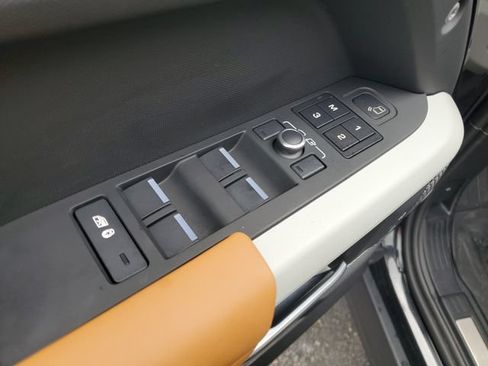 Used 2023 Land Rover Defender 110 X-Dynamic SE AWD/4WD image 9