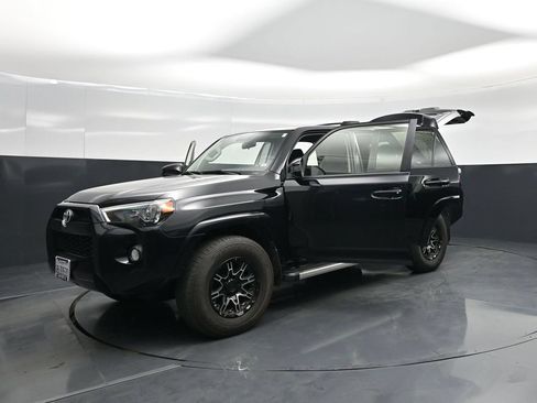 Used 2019 Toyota 4Runner SR5 RWD image 28