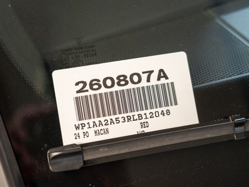 Certified 2024 Porsche Macan AWD/4WD image 29