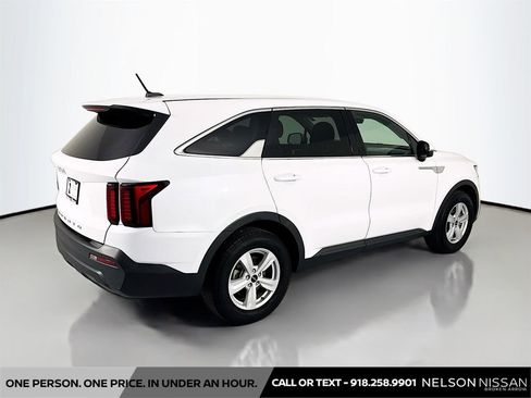 Used 2022 Kia Sorento LX FWD image 5