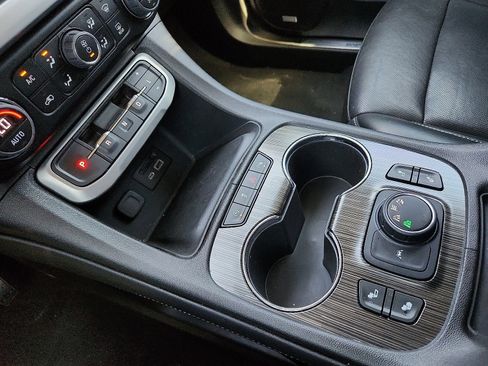 Used 2023 GMC Acadia SLT image 25