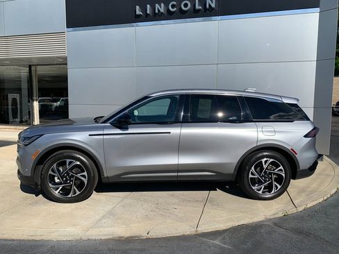 Used 2024 Lincoln Nautilus Premier AWD/4WD image 2