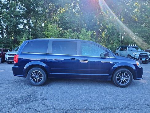Used 2017 Dodge Grand Caravan SXT w/ Driver Convenience Group FWD image 6
