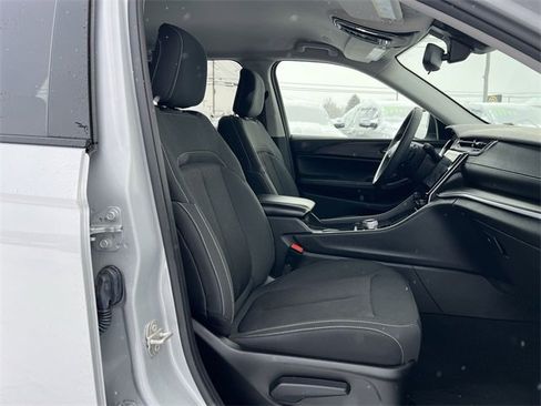 Used 2023 Jeep Grand Cherokee Laredo image 19