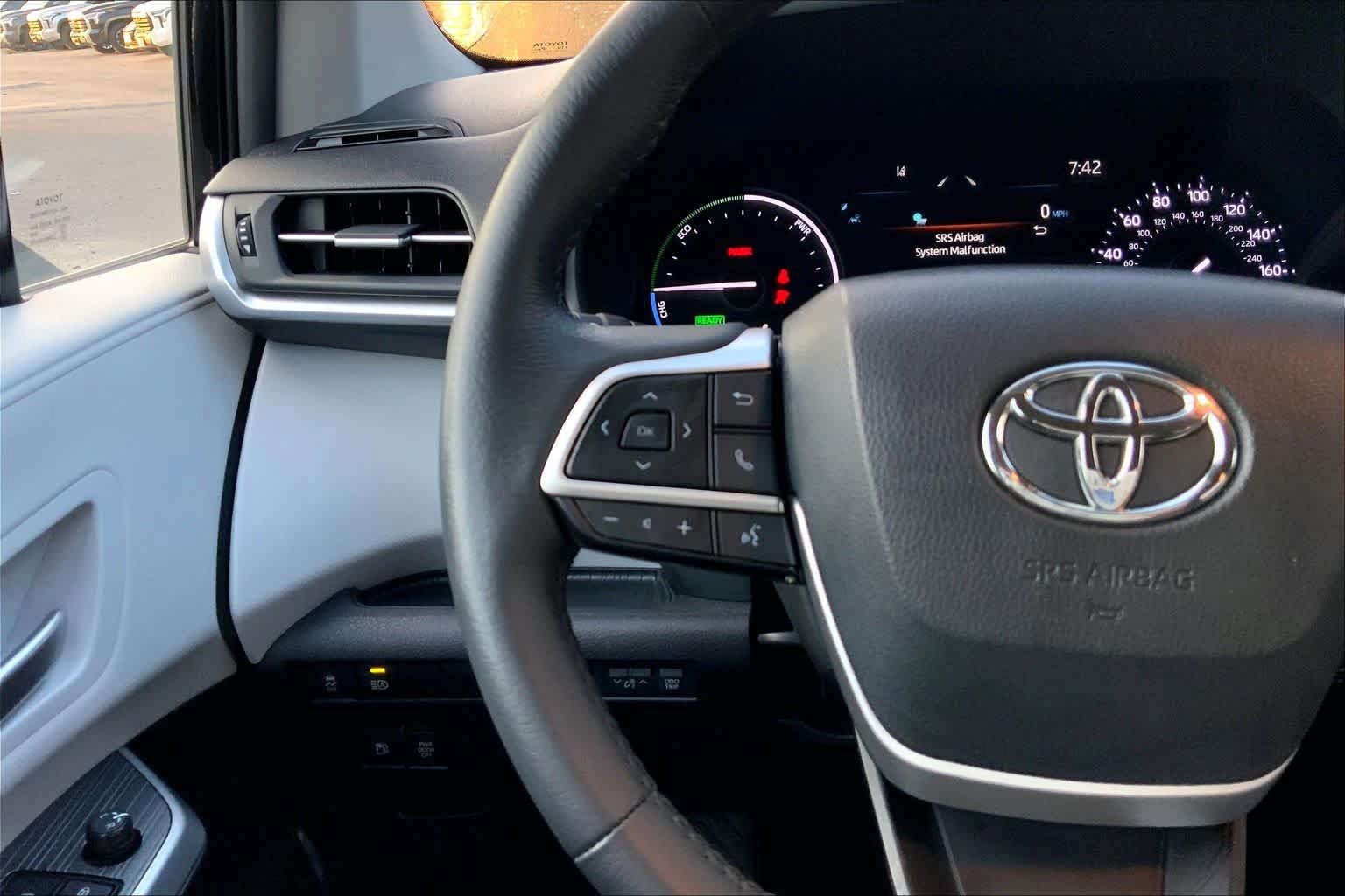 Used 2025 Toyota Sienna XLE FWD image 24