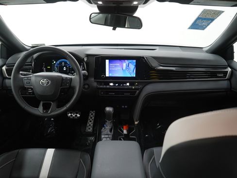 Used 2025 Toyota Camry SE image 12
