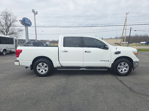 Used 2017 Nissan Titan SV image 5