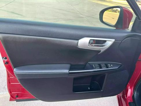 Used 2011 Lexus CT 200h Premium image 17