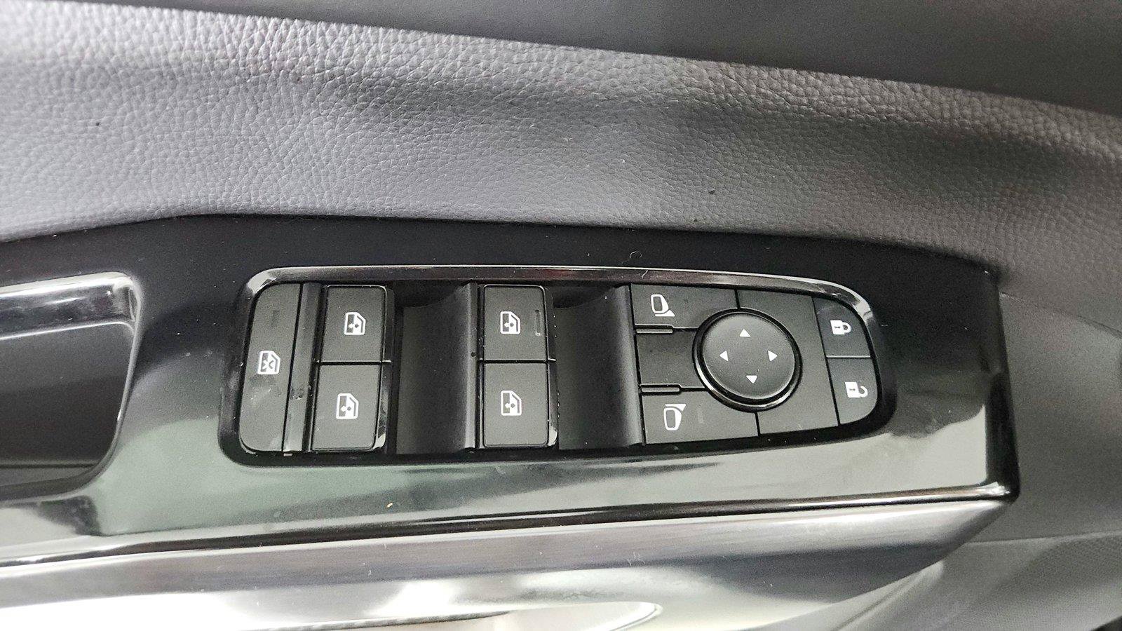 Used 2025 Nissan Pathfinder SL FWD image 17