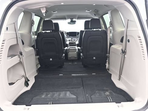 Used 2023 Chrysler Pacifica Touring-L FWD image 16