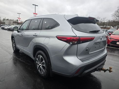 Used 2021 Toyota Highlander XLE AWD/4WD image 4