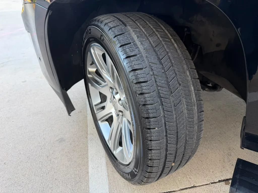 Used 2018 Cadillac Escalade Premium Luxury RWD image 30