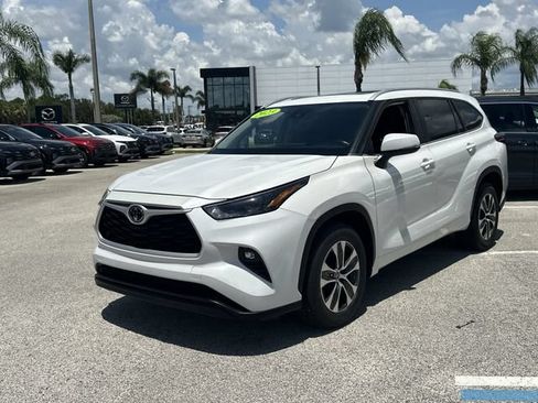Used 2023 Toyota Highlander XLE FWD image 2