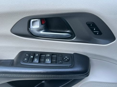 Used 2024 Chrysler Pacifica Touring-L image 8