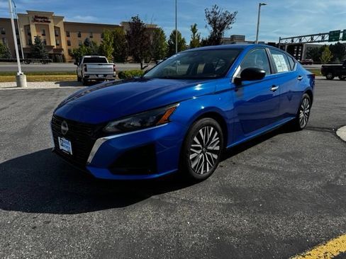 Used 2025 Nissan Altima 2.5 SV FWD image 2