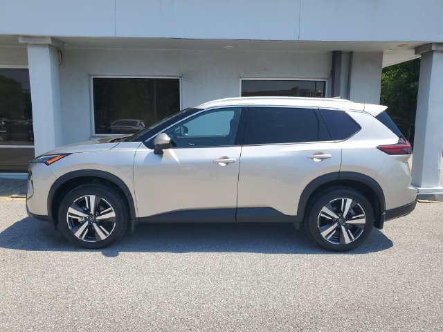 Certified 2025 Nissan Rogue SL w/ SL Premium Package FWD image 12