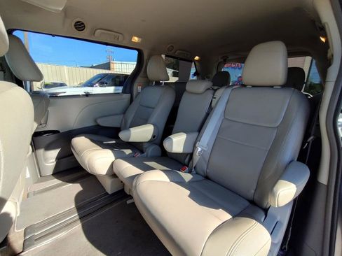 Used 2018 Toyota Sienna XLE w/ XLE Navigation Package image 19