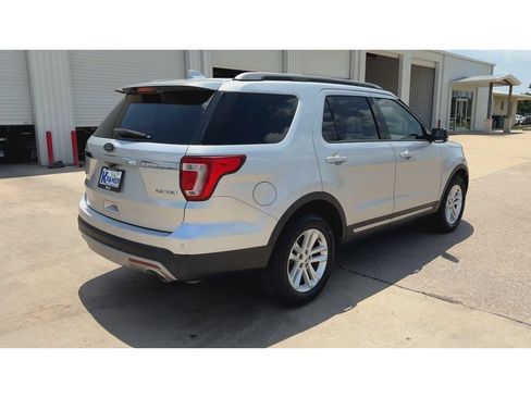 Used 2016 Ford Explorer XLT w/ Equipment Group 201A FWD image 8