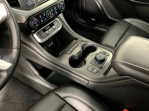 Used 2023 GMC Acadia SLT image 16