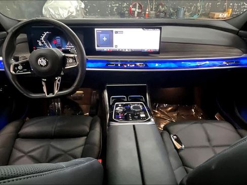 Used 2025 BMW 740i w/ Premium Package image 18