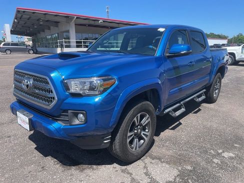 Used 2017 Toyota Tacoma TRD Sport w/ Tow Package RWD image 3