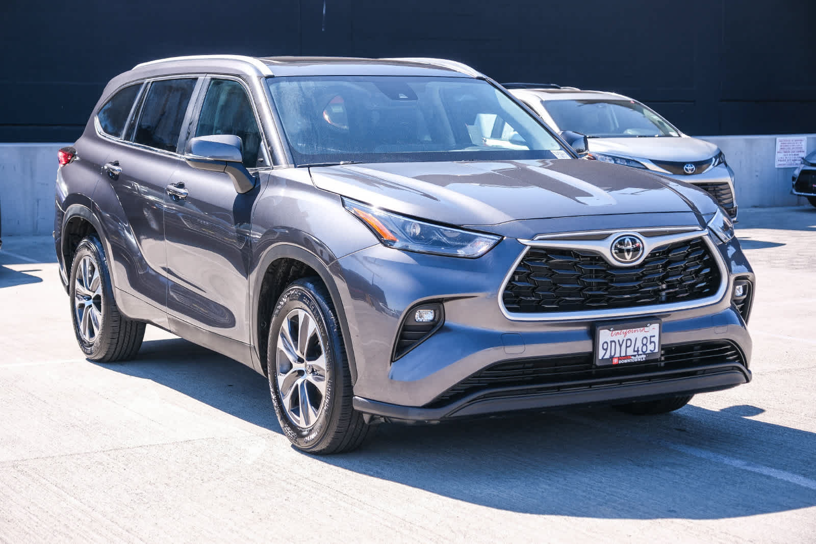 Used 2023 Toyota Highlander XLE FWD image 3