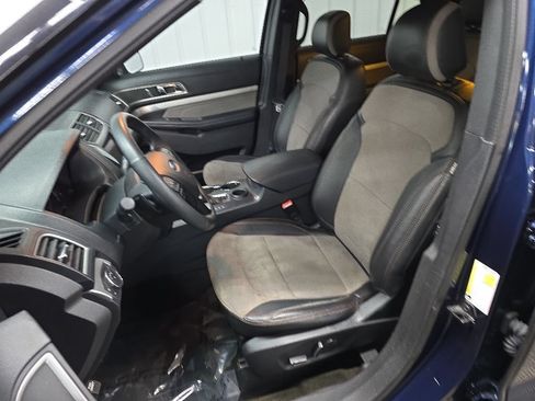 Used 2017 Ford Explorer XLT w/ Equipment Group 202A FWD image 30