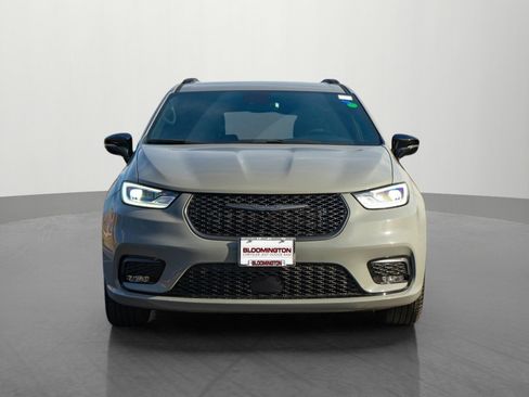 Used 2024 Chrysler Pacifica Touring-L w/ S Appearance Package image 2