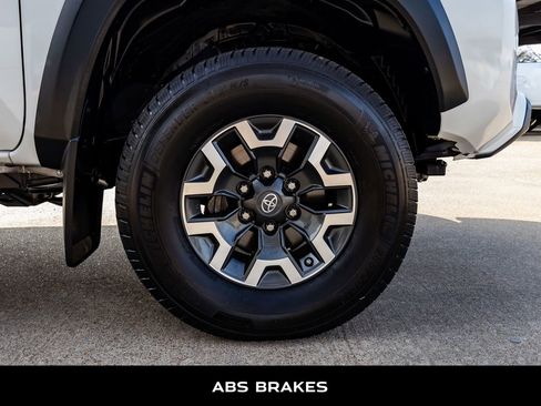 Used 2018 Toyota Tacoma TRD Off-Road w/ Technology Package image 11